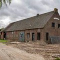 24928_weg langs de boerderij.jpg